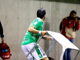 Форвард чилийской команды Себастьян Абреу кинул стол в недовольных его игрой фанатов (ФОТО)