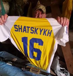 Футбольное братство в действии. Экс-арбитр, воюющий на фронте, получил подарок от Максима Шацких (ФОТО)