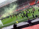 Фанаты МЮ прорвались на поле «Олд Траффорд» в знак протеста против Глейзеров. До матча с «Ливерпулем» — 2 часа