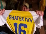 Футбольное братство в действии. Экс-арбитр, воюющий на фронте, получил подарок от Максима Шацких (ФОТО)