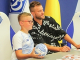  Andriy Yarmolenko's autograph session was attended by about a thousand fans