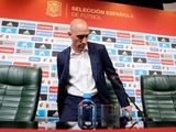 Die FIFA gab die Disqualifikation des ehemaligen Präsidenten des spanischen Fußballverbandes Rubiales bekannt