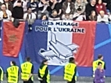 Französisches Flugzeug in Form eines Sarges: Beim Euro-2024-Spiel Portugal - Frankreich hing ein anti-ukrainisches Transparent (