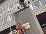 В Норвегии открыли памятник экс-защитнику «Ливерпуля» Риисе (ФОТО)