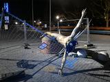 Статую Ибрагимовича в Мальме опрокинули с постамента, подпилив ноги (ФОТО)