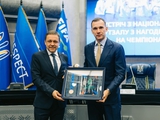 Präsident UAF Andrij Schewtschenko erhielt eine persönliche Bronzemedaille der Futsal-Weltmeisterschaft 2024