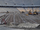 На «Олимпийском» монтируют футбольное поле