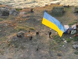 Das ukrainische Militär hat die Flagge der Ukraine auf der Insel der Schlangen gehisst