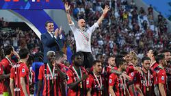 У главного тренера «Милана» украли чемпионскую медаль прямо во время празднования на стадионе