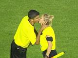 В Бразилии арбитры страстно поцеловались в губы перед стартом футбольного матча (ФОТО)