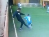 В России тренер пинком воспитывает юного футболиста (ВИДЕО)