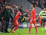 Ein Streitpunkt. Sane und Mane schütteln sich während einer Auswechslung zwischen Bayern und Manchester City die Hände (FOTO)