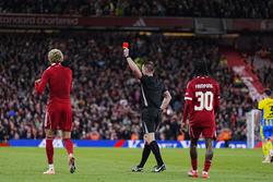 Найбезглуздіше вилучення року: Екітіке отримав друге попередження за зняту футболку після забитого голу (ВІДЕО)