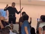 Скандал на «Сантьяго Бернабеу»: охорона вивела батька Холанда, який показав уболівальникам «Реала» непристойний жест (ВІДЕО)