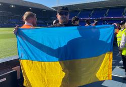 «Позор со стороны «Ипсвича»: на входе на стадион стюарды отобрали флаг Украины», — журналист