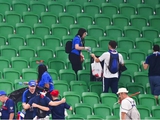 Болельщики сборной Франции убрали за собой мусор на трибунах после матча ЧМ-2022 с Польшей (ФОТО)