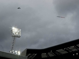 Болельщики «Арсенала» взяли на прокат самолет ради неподписания нового контракта с Венгером (ФОТО)