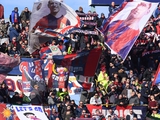 Die Bologna-Ultras brachen in die Umkleidekabine der Basis ein und drohten den Spielern, dies sei der letzte „friedliche Besuch“
