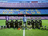 Piqué posierte für ein Foto im Camp Nou mit all den Trophäen, die er als Barcelona-Spieler gewonnen hat (FOTO)