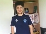 Футболист «Шахтера» исполнил гимн «Динамо» в клубной футболке и поцеловал эмблему (ВИДЕО)