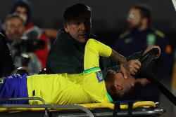 Неймар зі сльозами на очах покинув поле у матчі проти Уругваю