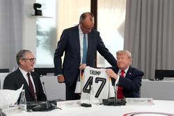 Мерц подарил Трампу футболку сборной Германии (ВИДЕО)