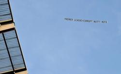 Над «Етіхадом» запустили банер «АПЛ корумпована» під час матчу «Манчестер Сіті» — «Ліверпуль» (ФОТО)