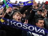 Болельщики сборной Косово сожгли флаг Сербии перед игрой с Гаити