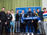 Dynamo-Kapitän trifft sich mit Teilnehmern der Schulfußball-Bundesliga