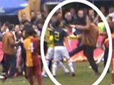 Фанаты «Галатасарая» избили игроков юношеского состава «Фенербахче» прямо во время матча