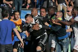 Арестованы 10 фанатов «Бастии», устроившие беспорядки на матче с «Лионом»