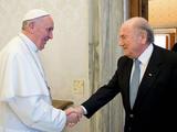 Президент ФИФА встретился с папой Римским 