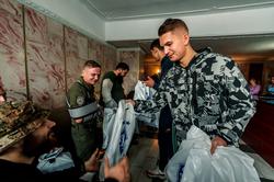 Игроки «Динамо» посетили раненых защитников Украины (ВИДЕО)