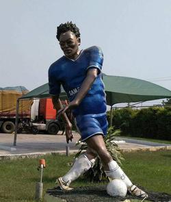 В Гане сделали странную статую Эссьена (ФОТО)