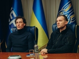 Andrii Shevchenko talks to players and coaches of the U-19 national team