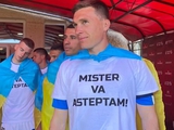 Dynamo players come out for the match against Kryvbas wearing T-shirts in support of Lucescu (PHOTO)