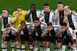 Футболисты сборной Германии закрыли рот рукой на командном фото перед матчем с Японией. Известна причина (ФОТО)