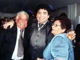 Марадона вернулся в Аргентину из-за смерти матери