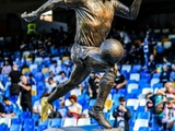 Napoli errichtete eine Statue zum Geburtstag von Diego Maradona (FOTO)