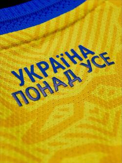 Гасло «Україна понад усе» на комірці нової форми збірної України! (ФОТО)