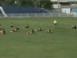 Сербские футболисты устроили сидячую забастовку во время матча (ВИДЕО)