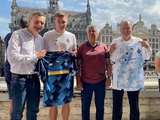 Fußballspieler und Trainer von „Dynamo“ besuchten das Brüsseler Rathaus