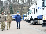 "Dynamo und die Surkis Brothers Foundation übergeben sieben Lastwagen mit humanitärer Hilfe an das Militär (FOTOS)