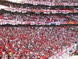 Десятки тысяч английских фанатов готовятся к поездке в Польшу и Украину