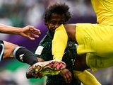 Eine weitere schreckliche Verletzung der WM 2022. Der Torhüter von Saudi-Arabien brach dem Verteidiger seines Teams mit einem Kn