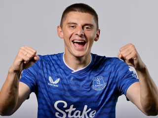 Официально. Миколенко продлил контракт с «Эвертоном»