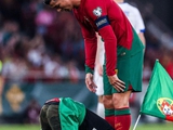 Kibic wbiegł na boisko i upadł na kolana przed Cristiano Ronaldo (FOTO, WIDEO)