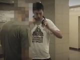 "Білорусь - не Росія!": У Мінську перехожого змусили зняти футболку з Путіним.