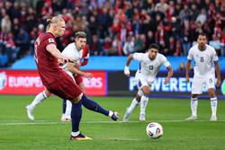 Как Довбик. Холанд дважды не реализовал один и тот же пенальти в матче Норвегия — Израиль (ВИДЕО)