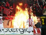 Фанаты «Олимпиакоса» устроили беспорядки после поражения от АЕКа (ВИДЕО)